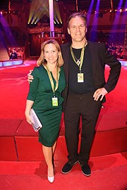 Schauspielerin Gabrielle Odinis und Yeti (alias Matthias Teutsch, Bandleader der Giesinger Kultband "All my monsters" bei der Premiere des ersten Winterprogrammes 2020 des Circus Krone am 25.12.2019 (Foto: Martin Schmitz)